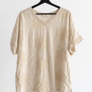 CAMISETA FLOR RELIEVES